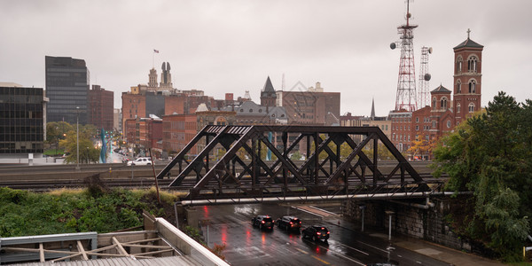 查看纽约罗切斯特市中心主要街道大楼的火车轨迹和高速公路图片