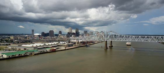 密西比河轻流过市中心的新奥尔良路易斯安那州图片