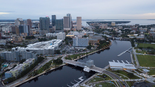 Florida位于西海岸坦帕的最大城市天线显示为夜幕降临图片