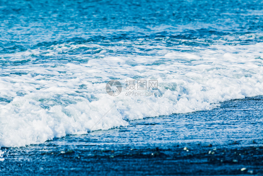 海浪在沙滩上冲图片