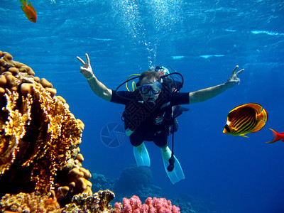 第一次在珊瑚礁附近的红海中与教官一起浸泡在水中珊瑚礁附近的红海中图片