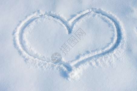 在清白雪上画的心脏符号图片