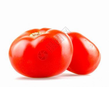 白色背景上的红番茄贴近图片