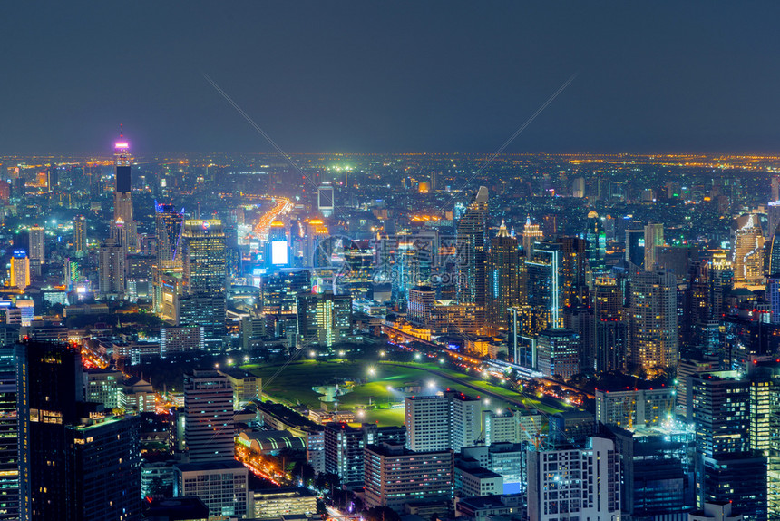 位于亚洲智能城市的金融区和商业中心夜里有天窗和高楼大高清图片下载