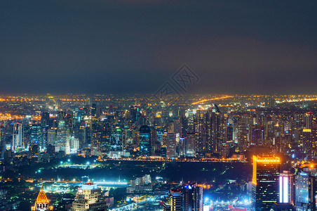 位于亚洲智能城市的金融区和商业中心夜里有天窗和高楼大图片