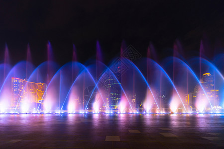 城市中的夜景喷泉展示图片