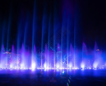城市中的夜景喷泉展示图片