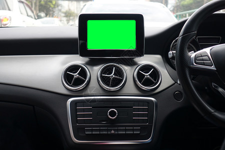 使用导航图和全球定位系统在运输和旅行概念中使用的现代汽车内部监视器空白绿屏背景图片