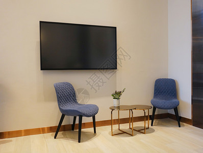 豪华现代客厅有椅子和桌空白屏幕电视夜间沙发装饰图片