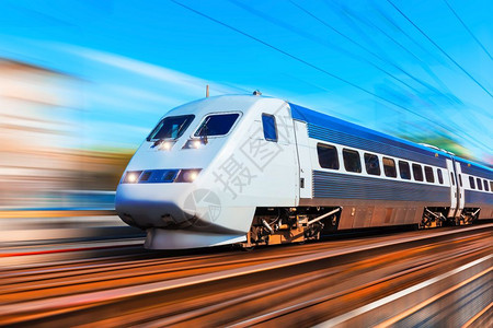 铁路和旅行游运输工业概念车站平台上轨现代高速客运通勤列车的优美夏季景色运动效果模糊图片