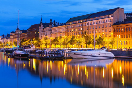 芬兰赫尔辛基旧城码头夏季夜景图片