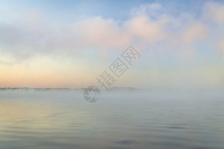水面上的雾日出NatchezTracePortway的Tennesse河图片
