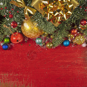 圣诞的边有鲜树枝锥形圣诞球和黄金节装饰品这些以生锈背景顶视图复制空间为主圣诞装饰元素和红木餐桌上的装饰品图片