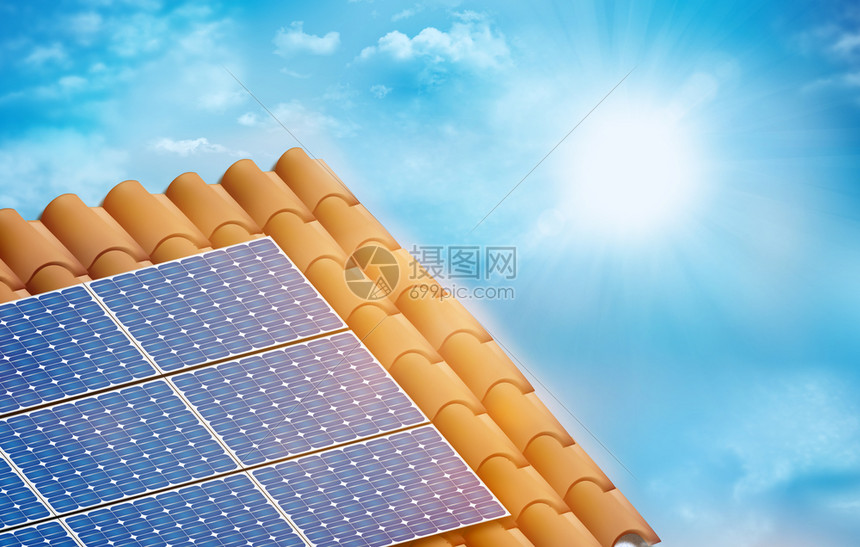 太阳能光伏电池板安装在房子的瓦高屋顶上云层和太阳的天空背景图片