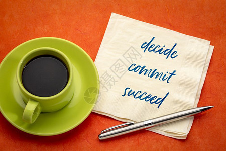 决定承诺成功字抽象笔迹在餐巾纸上与一杯咖啡图片