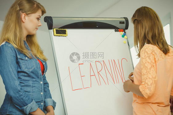 教育知识智慧和学习新事物概念女学生在白板上写习词女生在白板上写习词图片