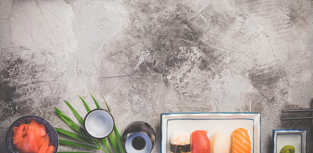 灰混凝土背景的平板寿司横向构成图片