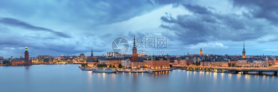 瑞典首都斯德哥尔摩老城RiddarholmenGamlaStan的风光全景瑞典首都斯德哥尔摩晚上图片