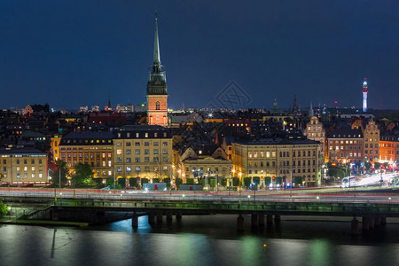 GamlaStan与德国在瑞典首府斯德哥尔摩老城夜间的GamlaStan与德国教堂的风景瑞典首都GamlaStan在瑞典斯德哥尔图片
