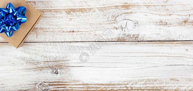 白锈木在节假日左上角的礼物盒图片