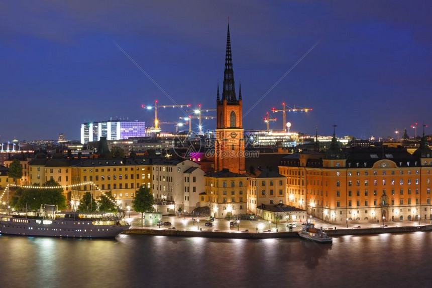瑞典首都斯德哥尔摩老城RiddarholmenGamlaStan的空中景象瑞典首都斯德哥尔摩老城晚上图片