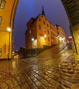 瑞典首都斯德哥尔摩老城雨夜空街瑞典斯德哥尔摩夜街图片