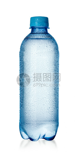 白色背景的湿塑料水瓶图片