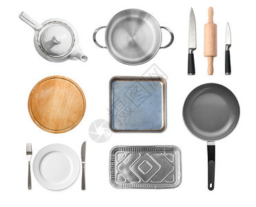 厨房用具的顶部烹饪锅煎切割板餐具叉子和勺的板块孤立在白色背景上图片