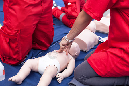 婴儿或童急救培训和CPR图片