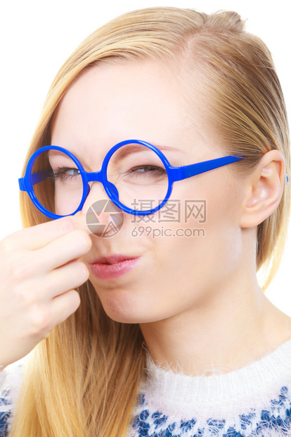 臭气味堵塞的概念穿着大笑眼镜的神经女人拿着鼻子闻臭气味图片