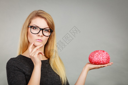 女性生殖器解剖图解女思考和持有假大脑背景