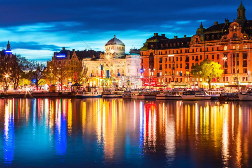 瑞典斯德哥尔摩老城GamlaStan建筑码头夏季风景夜全图片