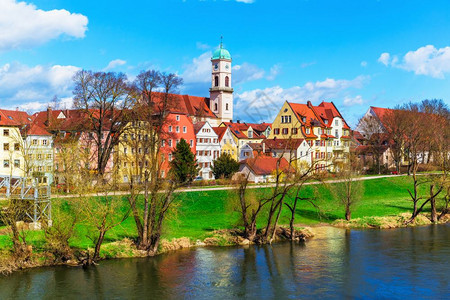 德国巴伐利亚州Regensburg老城多瑙河码头旧建筑和街道的春光景图片