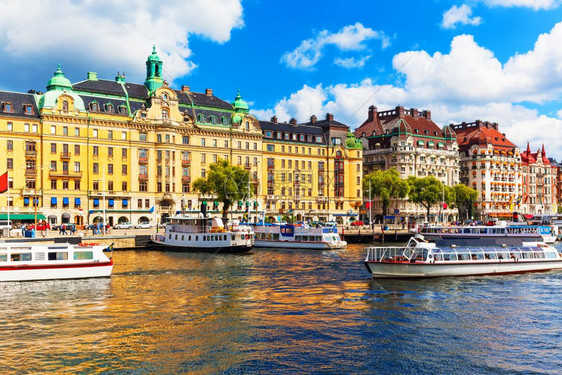 瑞典斯德哥尔摩旧城GamlaStan码头建筑夏季风景全图片