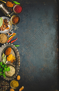 黑暗背景的草药和香料土耳其印度亚洲烹饪概念平铺文字空间图片