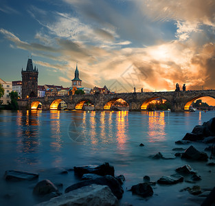 布拉格Vltava河上的Charles桥黄昏时分图片