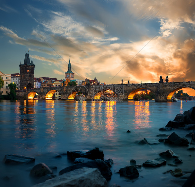 布拉格Vltava河上的Charles桥黄昏时分图片