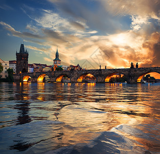 布拉格Vltava河上Charles桥上的火焰日落图片