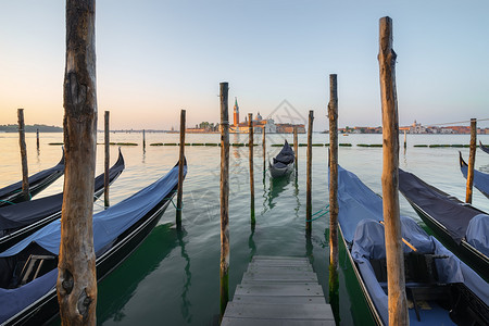 Gondolas停靠在码头附近威尼斯SanGiorgioMaggiore的风景中图片