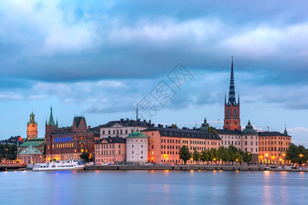 瑞典首都斯德哥尔摩老城RiddarholmenGamlaStan的景色夜瑞典斯德哥尔摩GamlaStan图片