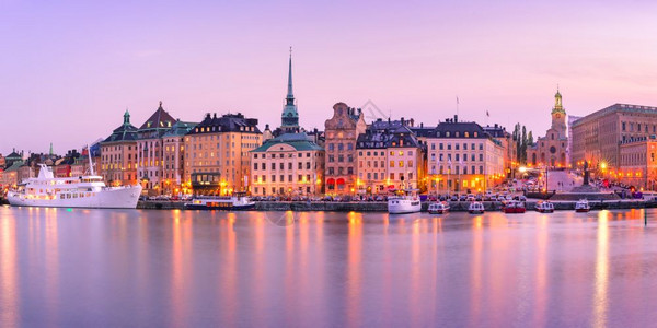 瑞典首都斯德哥尔摩老城GamlaStan清晨蓝色时段的GamlaStan全景观瑞典斯德哥尔摩GamlaStan图片