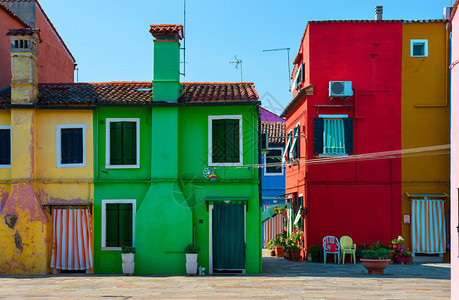 夏季在布拉诺岛建造多姿彩的房屋图片