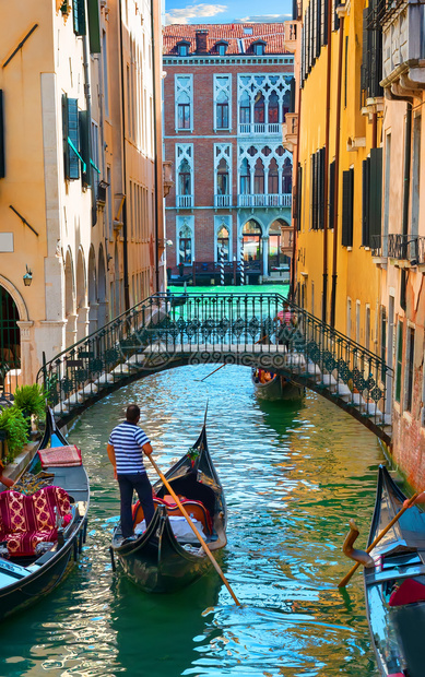 大运河水域的威尼斯狭小街道图片