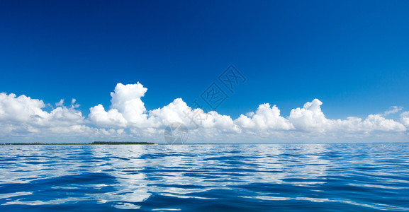 蓝云在平凉的海面上云在蓝的天空上阳光反射图片