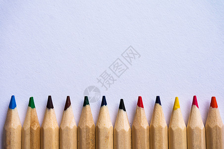 白纸背景上的彩色铅笔复制空间图片