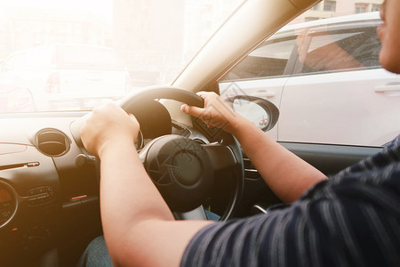双手驾驶的人员使用方向盘有选择的焦点图片