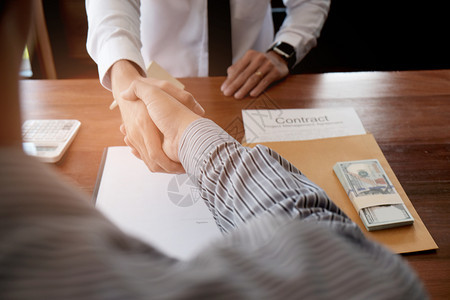 商业人员与房地产代理商签订交易合同顾问概念和家庭保险握手高清图片素材
