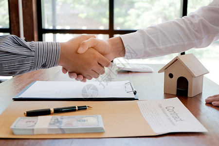 商业人员与房地产代理商签订交易合同顾问概念和家庭保险摇高清图片素材