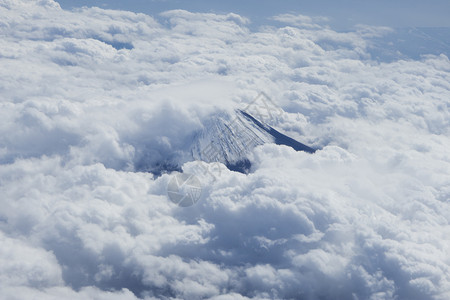 藤山的顶端从云中空看图片