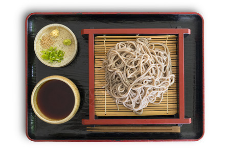 托盘与传统日本菜冷面酱汁春洋葱图片